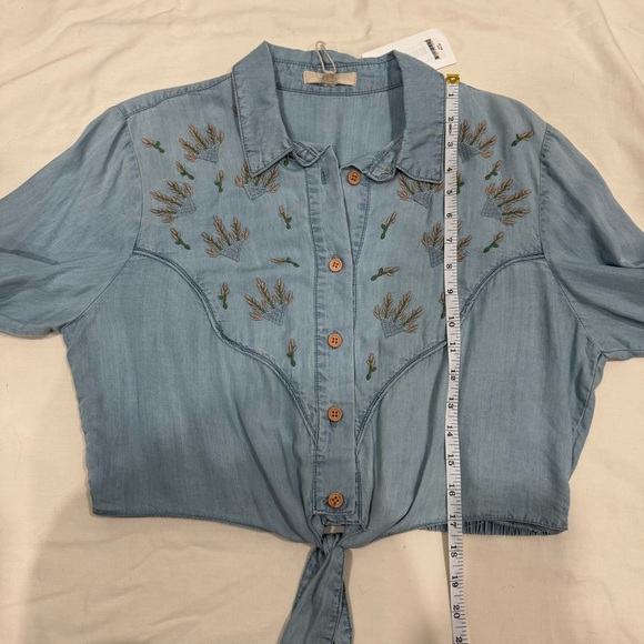 NWT CHELSEA & VIOLET Chambray Embroidered Button Down Cropped Tie Front Top L - Picture 7 of 8